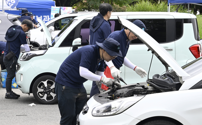 18일 오전 대구 달서구 두류동 대구시 신청사 예정지에서 열린 2025 달서구 비사업용 자동차 무상점검에서 대구광역시자동차전문정비사업조합 달서구지회 관계자들이 차량을 점검하고 있다. 이번 무상점검은 시민들의 안전한 자동차 문화 조성과 추석 귀성길 교통사고 예방을 위해 마련됐다.
이윤호기자 yoonhohi@yeongnam.com