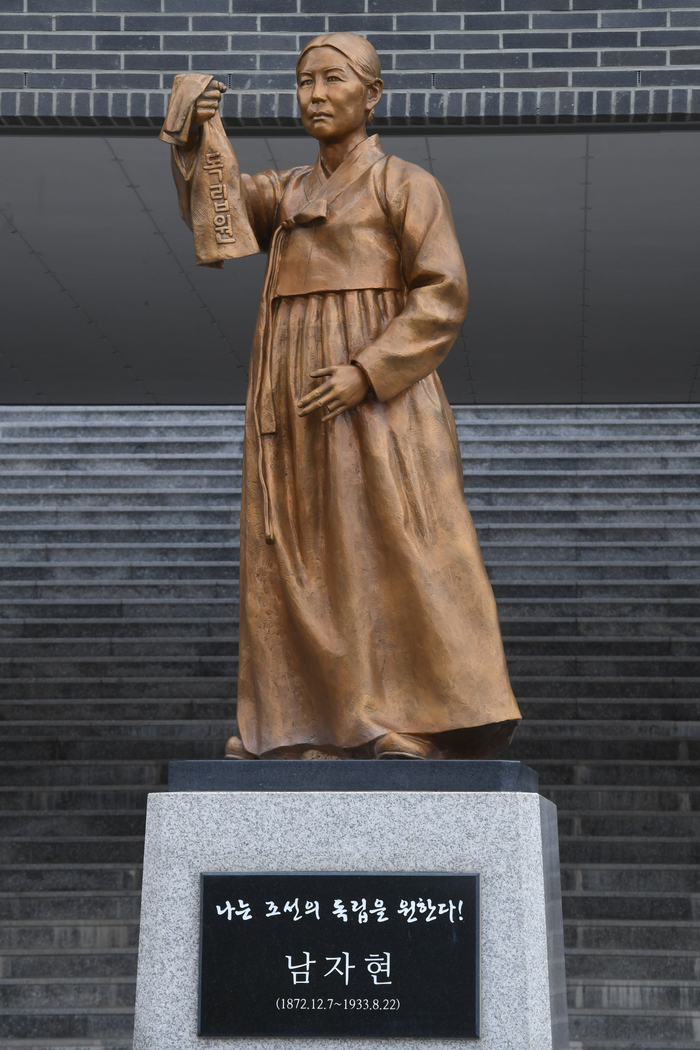 영양에 있는 남자현지사역사공원 입구의 남자현 지사 동상. 혈서를 쓰기 위해 단지(斷指)한 넷째 약지까지 섬세하게 재현한 동상에서 남자현 지사의 올곧은 기개가 느껴진다.