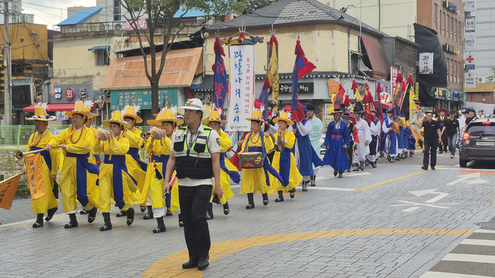 19일 오후 대구 중구 동성로 일대에서 열린 동성로 타임워프 페스타 에서 취타대 행렬이경상감영공원 일대를 지나고 있다. 조윤화 기자