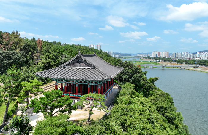형산강과 경주 시가지를 한 눈에 담을 수 있는 금장대는 경치가 빼어나 경주의 하늘을 나는 모든 기러기들이 반드시 쉬어간다고 한다.  2016년 형산강 팔경에 선정됐다.