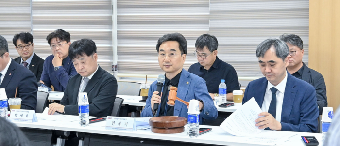 민복기 대구시의사회장(가운데)이 18일 대구 산격청사에서 열린 AI 바이오·메디시티대구협의회 창립총회에서 의사봉을 들고 회의를 주재하고 있다. 민 회장은 이날 협의회의 초대 회장으로 선출됐다.<대구시 제공>