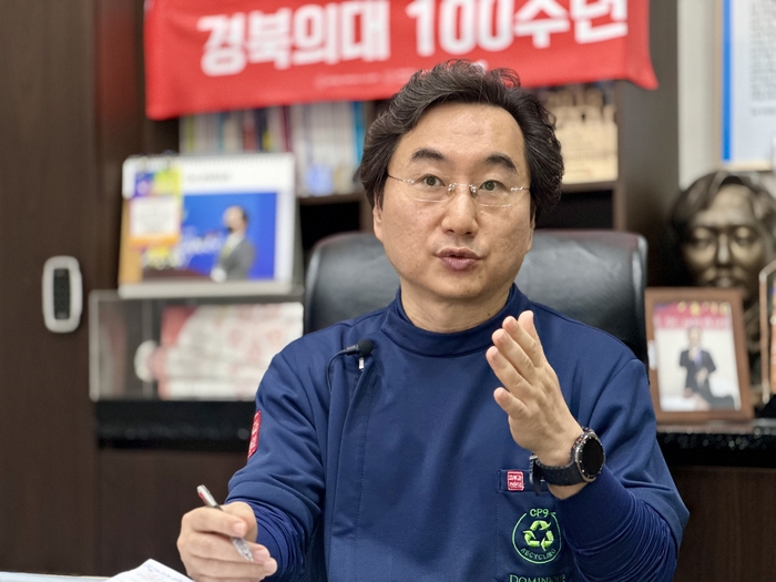 AI 바이오·메디시티대구협의회 초대 회장을 맡은 민복기 대구시의사회장이 협의회 재출범 의미와 향후 비전을 설명하고 있다.<영남일보 DB>