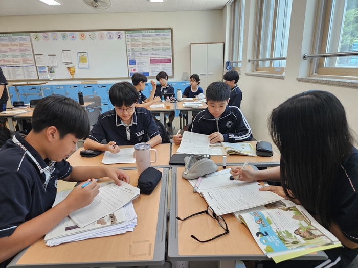 대명중 2학년 학생들이 역사 교과서와 활동지, 평가 결과물을 보며 선정된 단원에 대한 내용을 정리하고 있다. <대구시교육청 제공>