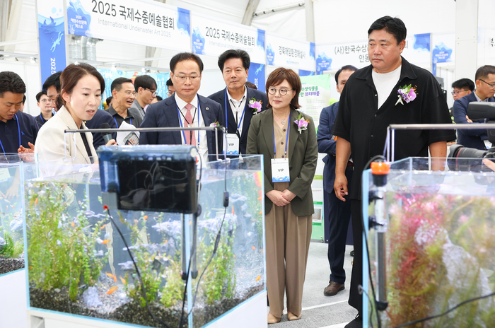 양금희 경제부지사를 비롯한 내빈들이 2025 해양수산문화엑스포를 관람하고 있다.<경북도 제공>