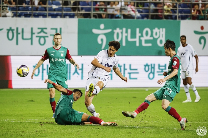 지난 21일 K리그1 2025 30라운드 원정 경기에서 대구의 김현준이 왼발 슈팅을 시도하고 있다.<대구FC 제공>
