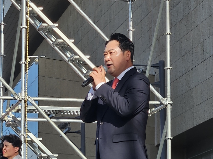 국민의힘 장동혁 대표가 21일 오후 2시 대구 동구 동대구역 광장에서 열린 야당탄압·독재정치 국민 규탄대회에서 발언하고 있다. 권혁준기자 hyeokjun@yeongnam.com