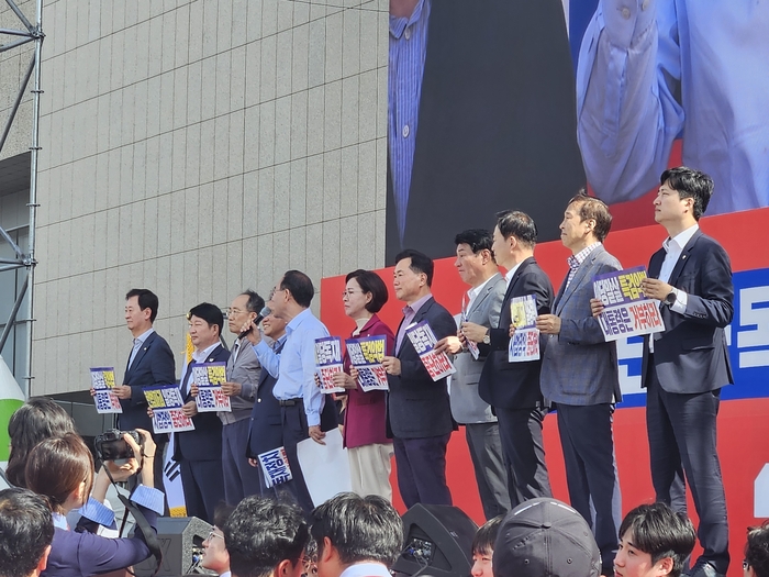 21일 대구 동구 동대구역에서 열린 야당탄압·독재정치 국민 규탄대회에서 주호영 의원 등 대구지역 국회의원들이 연단에 올라 규탄발언을 하고 있다. 권혁준기자 hyeokjun@yeongnam.com