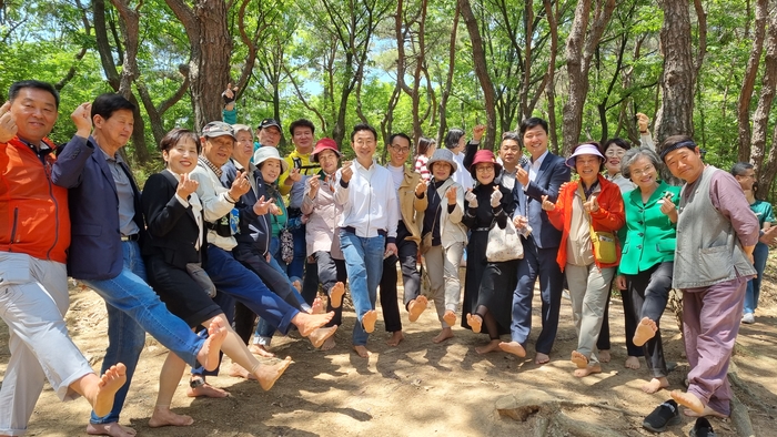 2024년 5월 3일, 연암도서관에서 맨발학교 연수원 현판식을 마친 뒤 연암공원에 모인 연암지회 회원들이 자연을 느끼며 즐겁게 교감을 나누고 있다. <최순나 관장 제공>