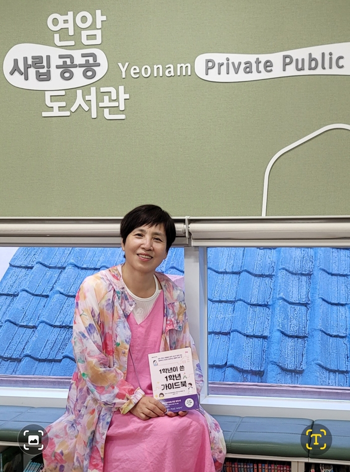 최순나 연암도서관장이 2층 공간을 소개하며 책과 함께 환하게 미소 짓고 있다. 김동 시민기자