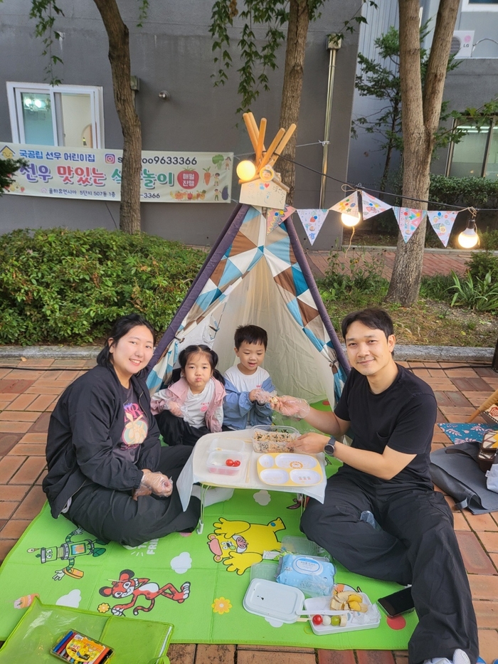대구 선우어린이집 힐링캠프에 참하고 있는 황아준군 가족이 즐겁게 요리체험을 하고 있다. 강명주시민기자 kmejuw7@hanmail.net