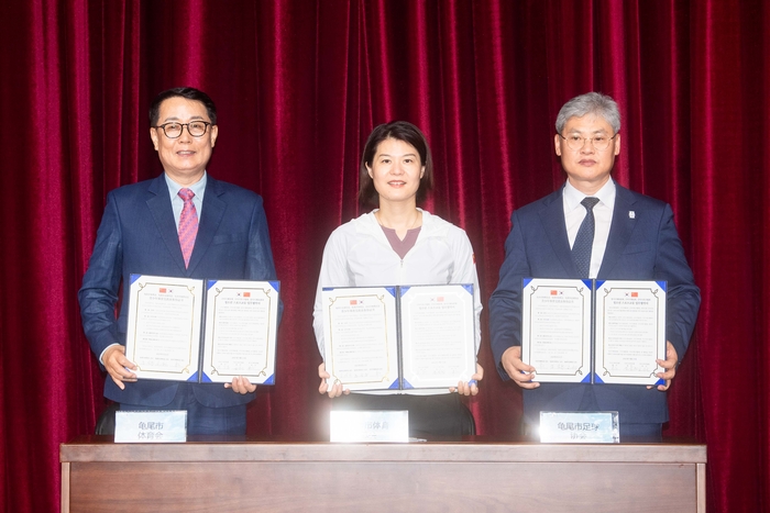 윤상훈(왼쪽부터) 구미시체육회장, 주쟝 창사시체육총회 회장, 김상곤 구미시축구협회회장이 청소년 스포츠교류 업무협약을 체결하고 있다. <구미시 제공>