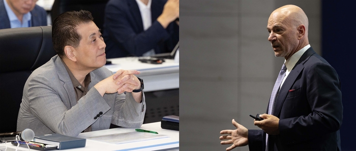 22일 포스코 송도 글로벌R&D센터에서 열린 2025 포스코포럼에서 장인화 포스코그룹 회장이 기조강연자인 앤드류 맥아피 MIT 경영대학원 교수와 대화를 하고 있다.<포스코 제공>