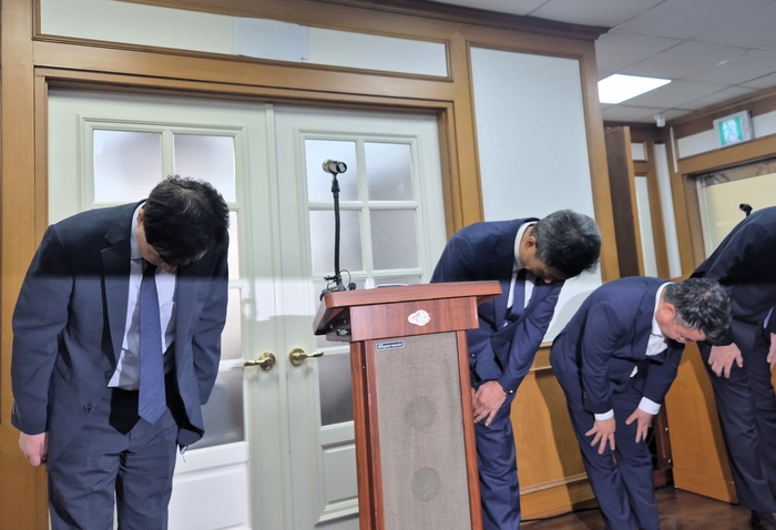 전대욱 한수원 사장 직무대행(가운데)과 정원호 월성원자력본부장 등이 고개를 숙이며 사과하는 모습. 장성재 기자