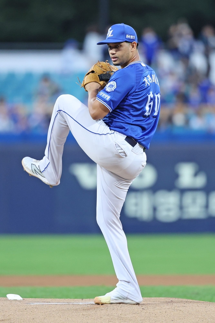 23일 오후 6시30분 대구 삼성라이온즈파크에서 열린 2025 신한 SOL 뱅크 KBO리그 삼성 라이온즈와 두산 베어스 경기에서 가라비토가 투구 중이다. <삼성 라이온즈 제공>