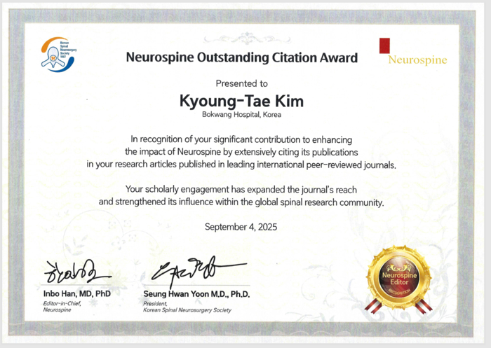 보광병원 김경태 연구원장이 최근 부산에서 열린 제16회 아시아 척추 학회에서 Neurospine 최우수 피인용 논문상(Neurospine Outstanding Citation Award)을 수상한 뒤 기념 인증서를 받았다.<보광병원 제공>