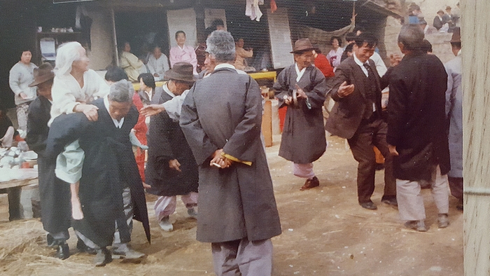 환갑을 맞은 아들이 백발의 노모를 업고 감사의 마음을 전하고 있다.<대구 달성군 다사읍 서재리 최연자씨 제공>