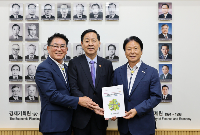 이병환 성주군수(오른쪽)와 성주군 일행이 구윤철경제부총리 겸 기획재정부 장관(중앙)을 만나 지역 현안사업을 논의 후 기념사진을 찍고 있다. <성주군 제공>
