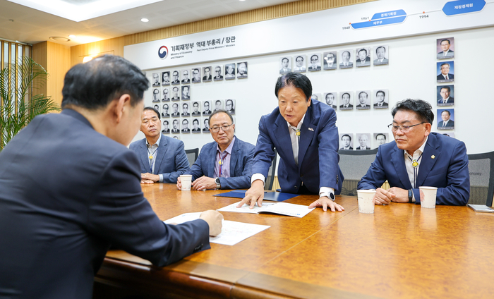 이병환 성주군수와 성주군 관계자들이 22일 정부세종청사를 찾아 구윤철 경제부총리 겸 기획재정부 장관에게 군민 숙원사업 추진을 위한 정부 차원의 지원요청을 하고 있다. <성주군 제공>