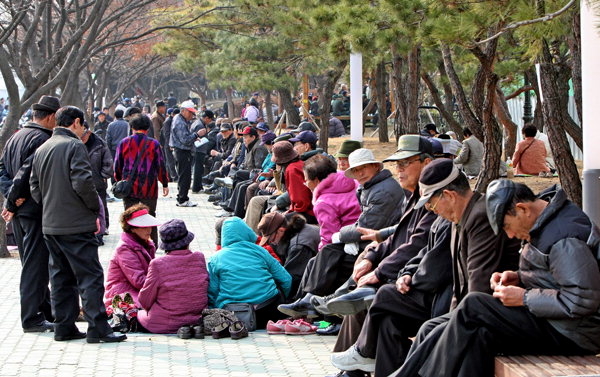 두류공원에 모여있는 어르신들. 영남일보DB