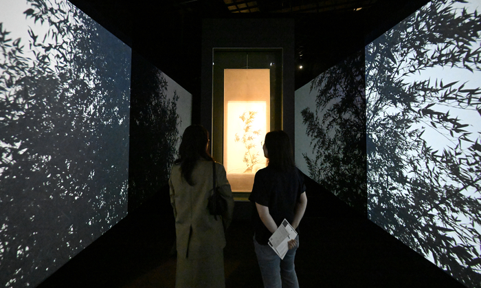 23일 오전 대구 수성구 대구간송미술관에서 열린 광복 80주년 기념 기획전 삼청도도 - 매·죽·난, 멈추지 않는 이야기를 찾은 시민들이 작품을 감상하고 있다. 이번 전시는 조선시대부터 일제강점기까지 올곧은 의지와 마음을 표현한 매화·대나무·난초 작품을 12월 21일까지 선보인다.
이윤호기자 yoonhohi@yeongnam