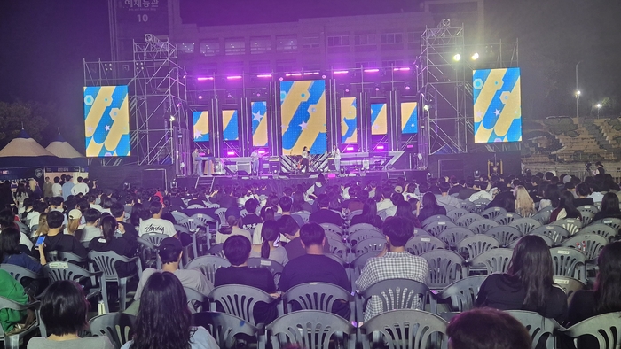 24일 대구한의대 대운동장에서 열린 2025경산AGAIN대학가요제에서 한 참가팀이 열창을 하고 있다.