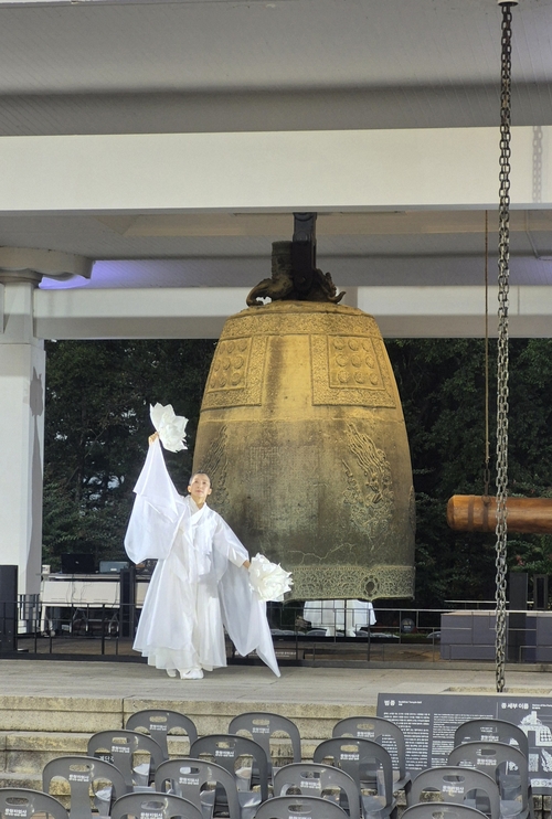 24일 성덕대왕신종 타음조사 공개회 리허설에서 이애주한국전통춤회가 천년 울림: 종(鐘)의 기원(祈願)을 공연하며 종소리를 춤으로 표현하고 있다. 이 단체는 1986년과 2001년, 2003년 타종행사에서도 고(故) 이애주 무용가와 함께 무대를 꾸민 바 있다. 장성재기자 blowpaper@yeongnam.com