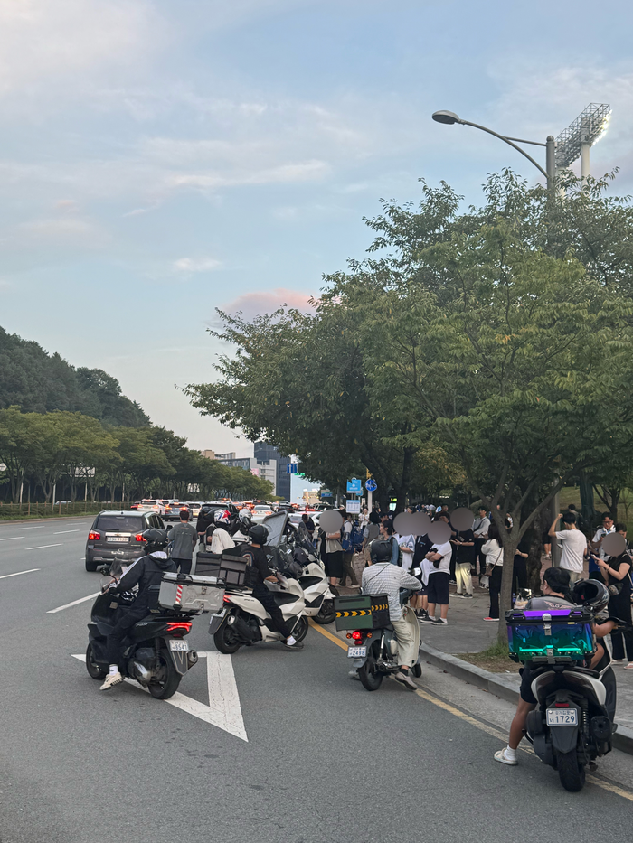 지난 16일 오후 6시 20분쯤 대구 삼성라이온즈파크 인근 지하철역 앞에는 주문한 음식을 받으려는 야구팬들로 가득했다. 이남영기자 lny0104@yeongnam.com