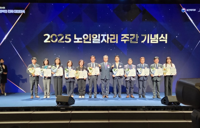 문경시니어클럽이 2025년 노인 일자리 및 사회활동 지원사업 평가에서 2년 연속 우수 수행기관으로 선정됐다. <문경시제공>