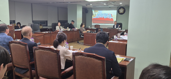 지난 6월20일 진행된 대구 중구청 문화교육과 행정사무감사에서 김효린 의원이 봉산문화회관 전시실에서 진행된 작품 플리마켓 사진을 제시하며 운영조례 위반을 지적하고 있다. 조윤화 기자