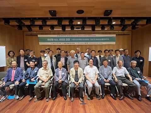 산학연구원, 한국과총 대구지역연합회 관계자들이 지난 17일 열린 제393차 URI세미나 참석 후 단체 사진을 촬영하고 있다. <산학연구원 제공>