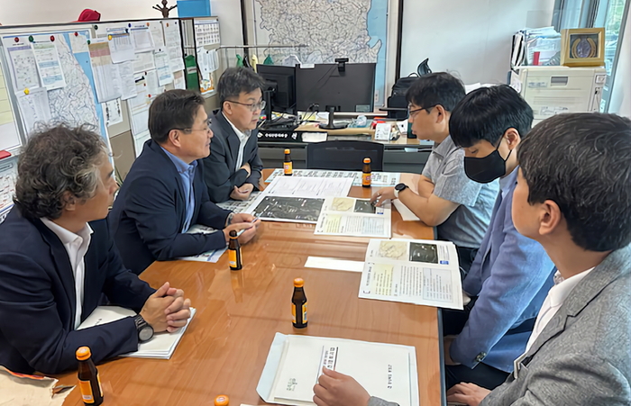 지난 22일 경북도청 수자원관리과를 방문한 박시홍 봉화군 부군수(왼쪽 세번째)가 경상북도 관계자들에게 덕신천 정비사업 추진 필요성을 설명하고 있다. <봉화군 제공>