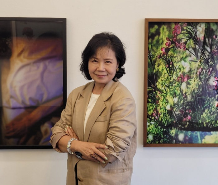 이지혜 작가가 예술상회토마에서 전시 중인 자신의 사진작품 앞에서 포즈를 취하고 있다.<임훈기자 hoony@yeongnam.com>
