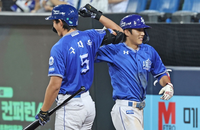 24일 오후 6시30분 대구 삼성라이온즈파크에서 열린 2025 신한 SOL 뱅크 KBO리그 삼성 라이온즈와 롯데 자이언츠 경기에서 이재현이 홈런 친 후 구자욱과 세레머니를 하고 있다. <삼성 라이온즈 제공>