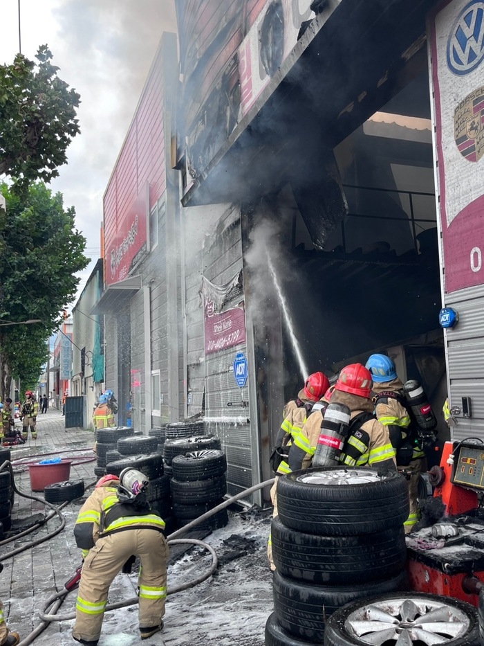 24일 오후 3시 19분쯤 대구 서구 비산동 염색공단 인근 한 공장에서 원인을 알 수 없는 불이 났다. 대구소방본부 제공
