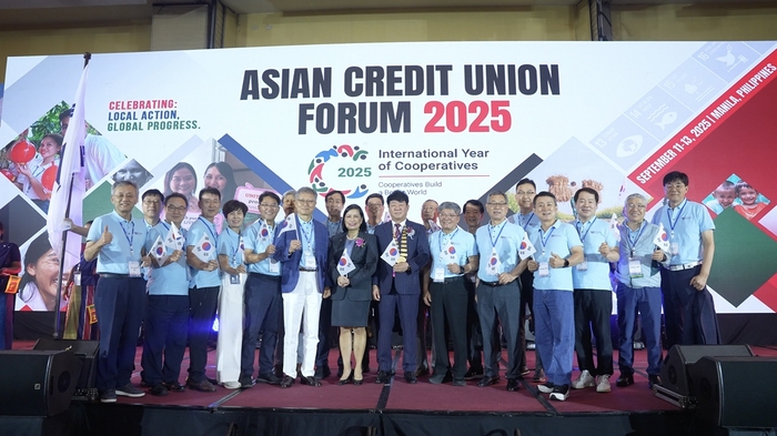 지난 11일 필리핀 마닐라에서 개막한 2025 아시아신협포럼에서 한국 신협 관계자들이 기념사진을 찍고 있다. <신협중앙회 제공>
