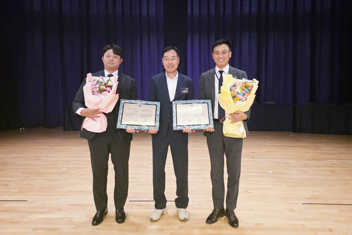 이해봉(왼쪽부터) 디버스 대표, 김영철 구미시 경제국장, 조경래 알에프온 대표가 2025 경상북도 스타트업 혁신대상 기업 선정을 기뻐하고 있다. <국립금오공대 제공>