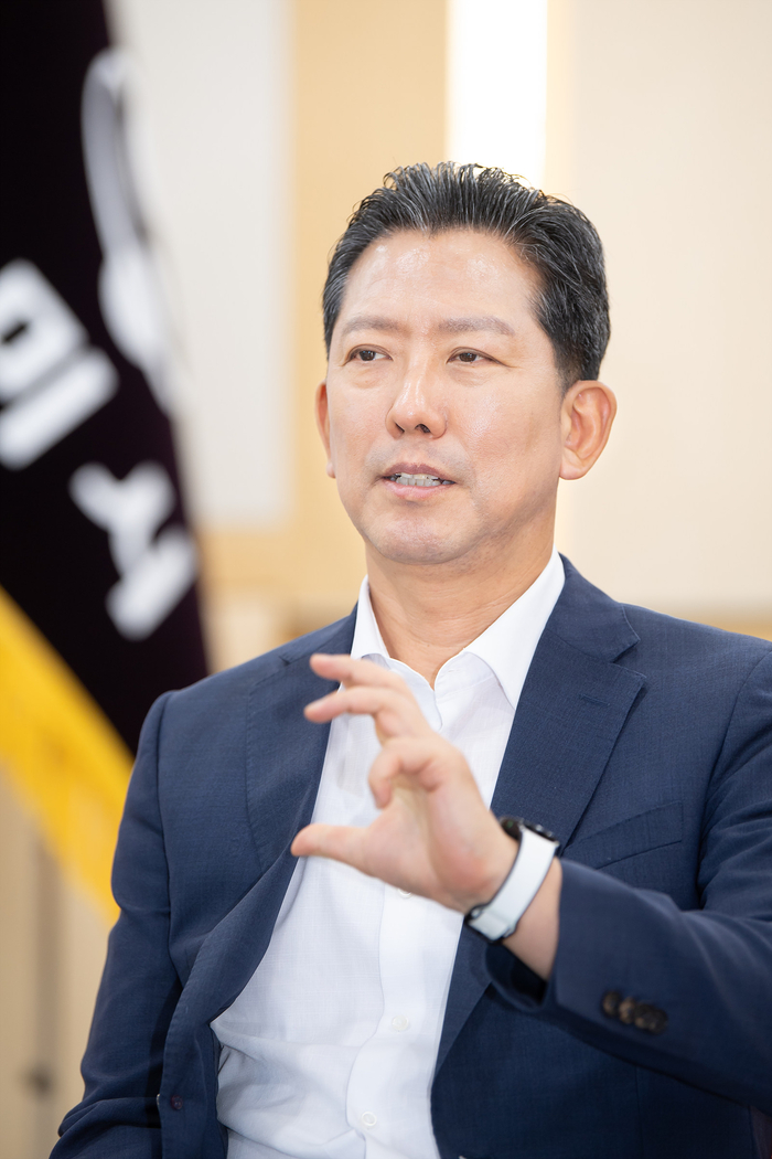 2025 항공방위물류박람회를 설명하는 김장호 구미시장