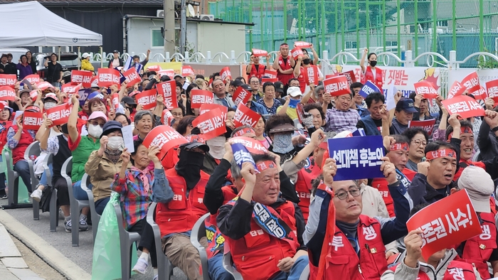 25일 봉화군 석포면 만촌마트 앞에서 열린 영풍석포제련소 이전 반대 주민결의대회에 참석한 주민들이 붉은 머리띠와 피켓을 들고 생존권 사수를 외치고 있다. 황준오기자
