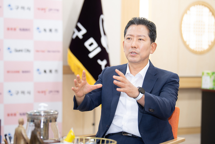 2025 항공방위물류박람회를 설명하는 김장호 구미시장