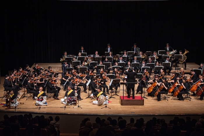 지난 24일 일본 히로시마 JMS 애스터플라자 대공연장에서 열린 대구시향의 2025 코리아 위크(KOREA WEEK) 초청 공연에서 대구시립국악단과 사물놀이 협주곡 신모듬 중 제3악장 놀이를 선보이고 있다. <대구시향 제공>