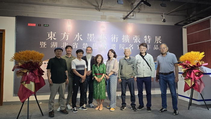 (왼쪽부터)김원기, 노창환, 권대기, 권무형, 남명옥, 정익현, 이장하, 김진혁, 권오송 작가.<갤러리 모나 제공>