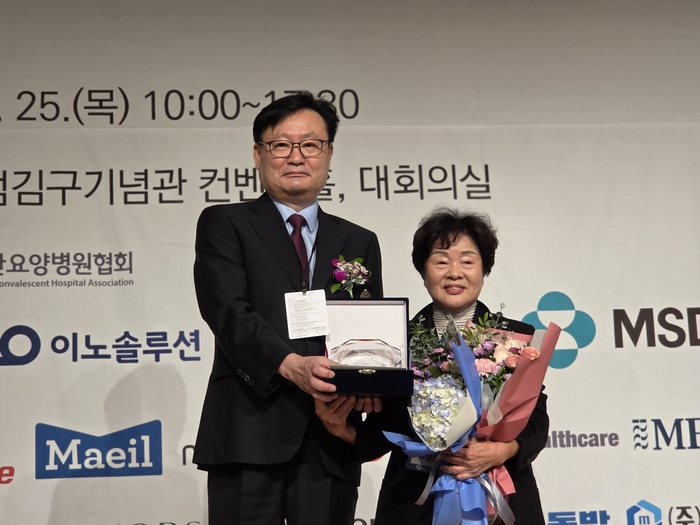 대한요양병원협회장상을 수상한 류말연 첨단요양병원 간호부장(오른쪽)이 시상식에서 기념 촬영을 하고 있다.<첨단요양병원 제공>