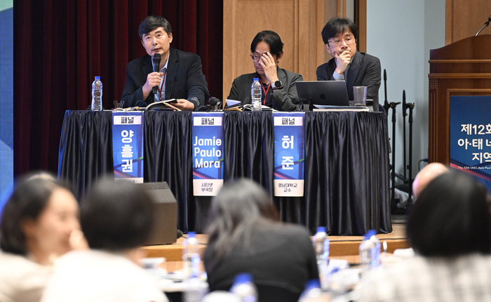 26일 오후 대구 달서구 계명대학교 의양관에서 열린 제12회 국제교육연합 (IAEC)아시아·태평양 네트워크 지역회의에서 패널들이 원탁회의를 진행하고 있다(왼쪽부터 대구대학교양흥권 학장(글로컬라이프대학), 씨티넷 파울로 모르나 부국장, 영남대학교 허준 교수(교육학과)).이윤호 기자 yoonhohi@yeongnam.com