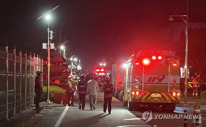 지난 26일 오후 8시20분쯤 대전 유성구 화암동 국가정보자원관리원에서 리튬배터리 화재가 발생, 소방당국이 진화작업을 벌이고 있다. 연합뉴스