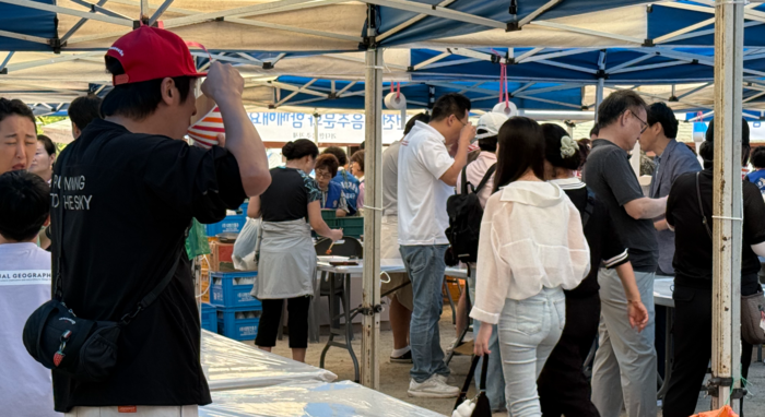 28일 오전 9시 30분쯤 제19회 달서하프마라톤대회 먹거리 부스에서 참가자들의 가족과 지인들이 음식을 먹고 있다. 구경모기자