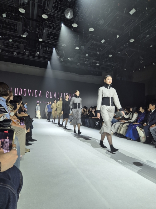 26일 대구패션디자인개발지원센터에서 열린 2025 대구컬렉션에서 대구 첫 데뷔 이탈리아 밀라노 출신 디자이너 루도비카 구알티에리의 패션쇼가 진행되고 있다. 이승엽기자