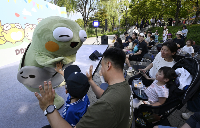 27일 오전 대구 수성구 수성못에서 열린 2025수성못 페스티벌에서 나들이객들이 수성구 마스코트 뚜비의 공연을 보며 즐거운 시간을 보내고 있다. 이윤호 기자 yoonhohi@yeongnam.com