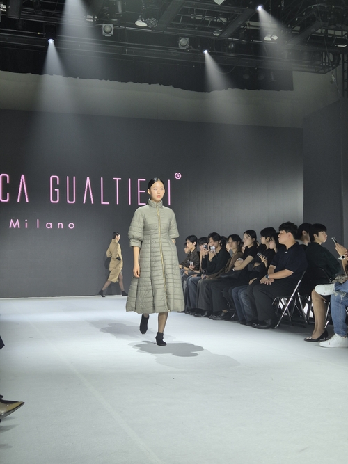 26일 대구패션디자인개발지원센터에서 열린 2025 대구컬렉션에서 대구 첫 데뷔 이탈리아 밀라노 출신 디자이너 루도비카 구알티에리의 패션쇼가 진행되고 있다. 이승엽기자