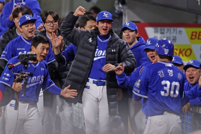 지난해 10월28일 한국시리즈 5차전에서 김영웅의 홈런에 삼성 라이온즈 선수들이 환호하고 있다. <삼성 라이온즈 제공>