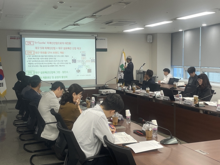 박양호 대구정책연구원장이 29일 연구원에서 열린 세미나에서 대구 SPA브랜드 개발전략을 발표하고 있다. 윤정혜기자